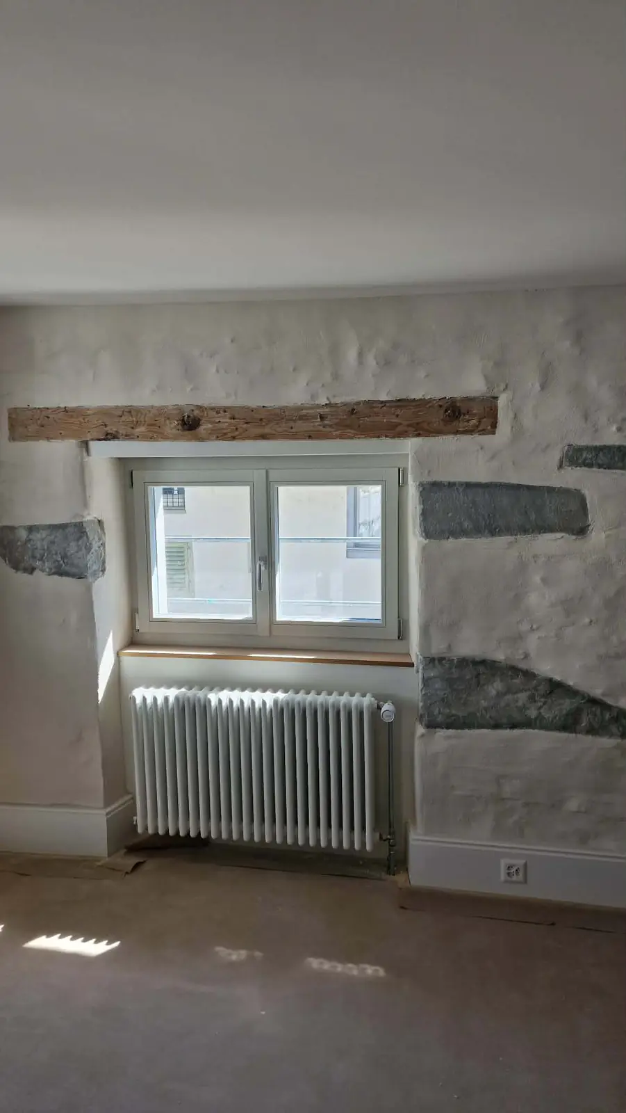 Rustikale Wand mit Holzbalken