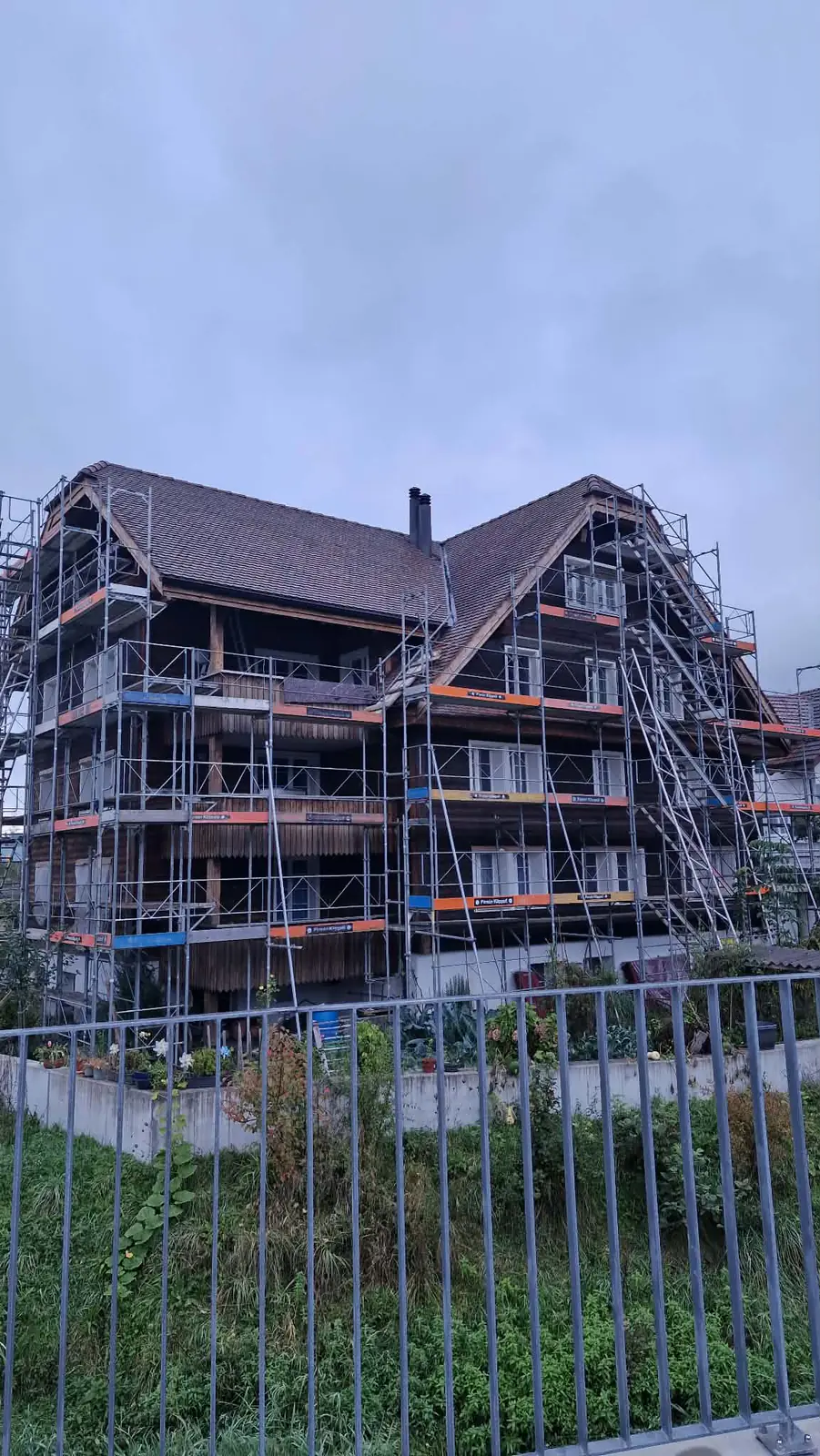 Fassade mit Gerüst